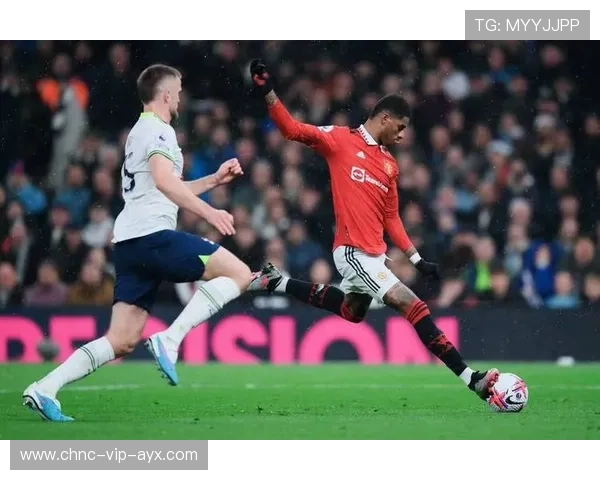 拉什福德禁区内推射稳稳进网 拉什福德禁区内推射稳稳进网